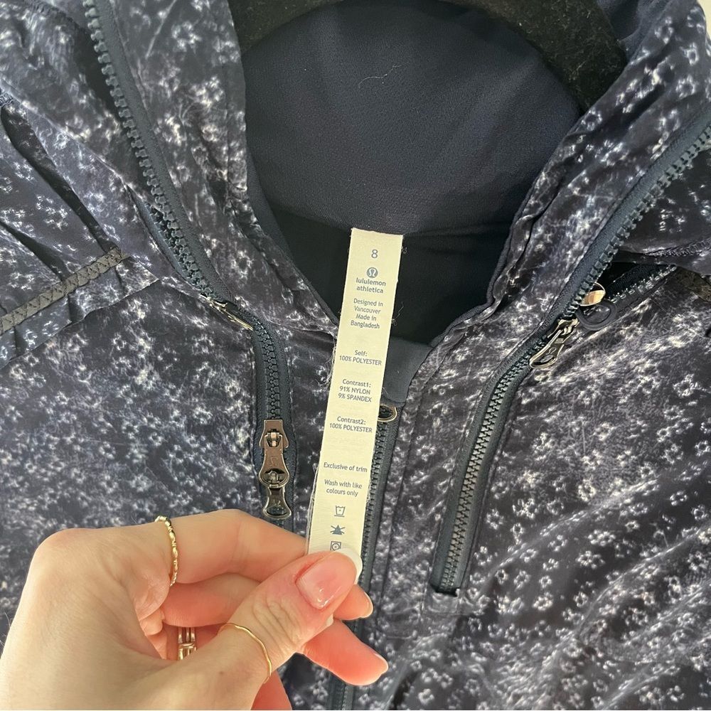 Lululemon Spring Forward Jacket
Kanoko Twist Inkwell Ghost / Inkwell - Picture 8 of 14